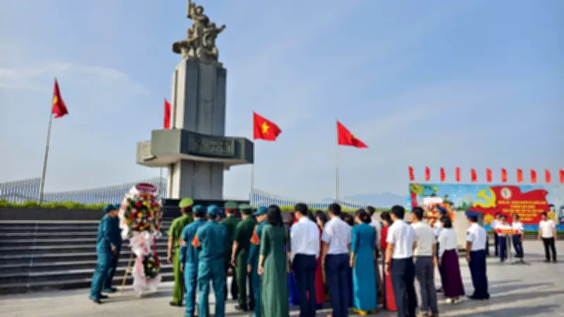 Cảnh sát biển vùng 2 đồng hành cùng ngư dân Quy Nhơn vươn khơi bám biển