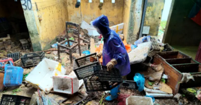 Cảnh tan hoang ở khu chợ sát quốc lộ sau khi nước áp vào ngập sâu đến cổ