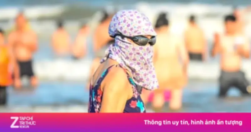 Cảnh tượng lạ: Du khách trùm kín khăn, đội nón khi tắm biển Sầm Sơn giữa nắng nóng