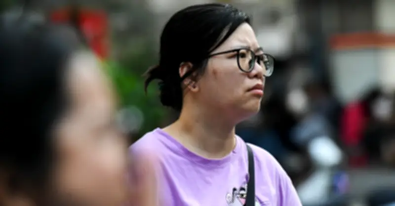 Con học thêm 2 lớp toán, phụ huynh vẫn ngồi không yên ngoài điểm thi