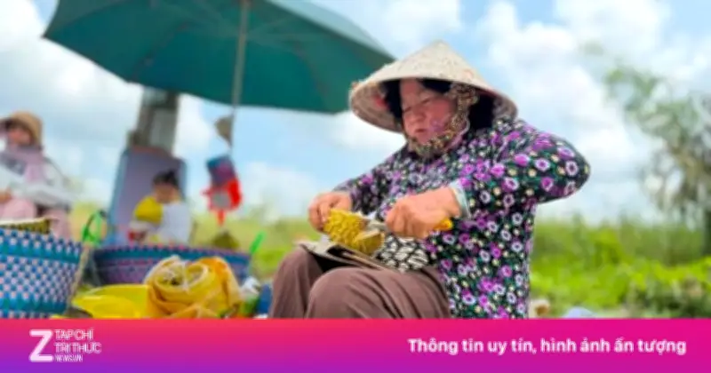 Con đường 'thơm nhất miền Tây': Nông dân đội nắng bán sầu riêng ven đường khi giá lao dốc