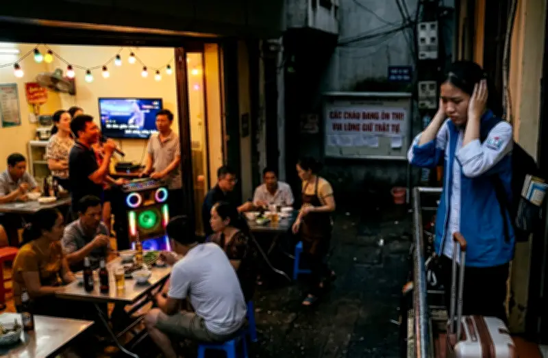 Con tôi phải khăn gói sang nhà bác ôn thi lớp 10 vì hàng xóm hát karaoke mỗi tối