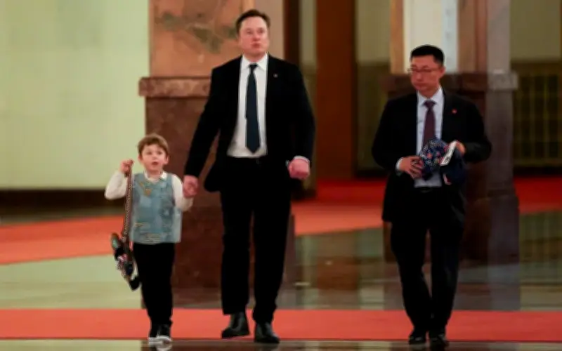 Con trai tỷ phú Elon Musk mặc trang phục Trung Quốc khi xuất hiện cùng bố ở Bắc Kinh
