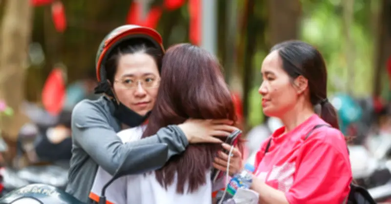 Con vào phòng thi lớp 10, mẹ vẫn thấp thỏm bên ngoài trông ngóng