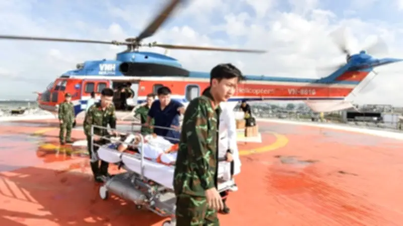 Cấp cứu đường không đưa hai bệnh nhân nguy kịch từ Trường Sa về đất liền
