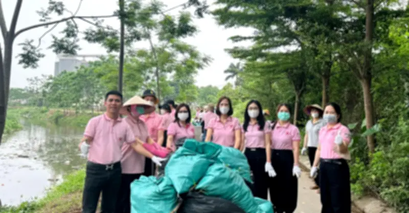 C.P. Việt Nam thu gom hơn 2 tấn rác hưởng ứng Ngày Trái Đất 2026