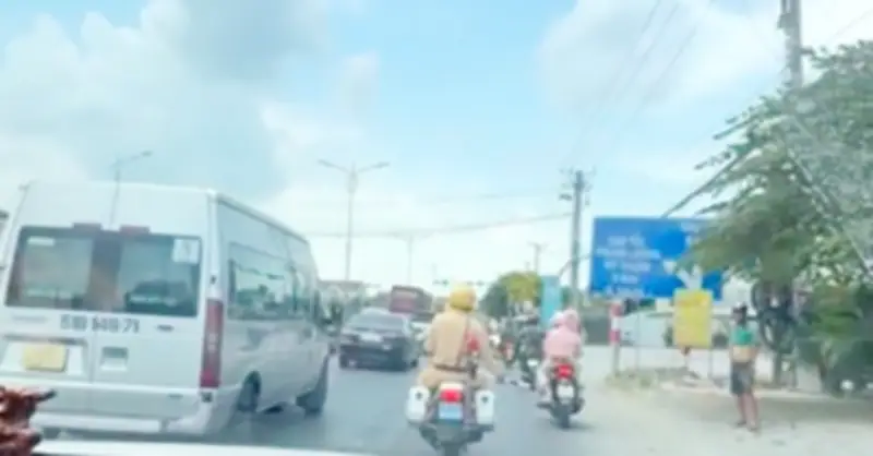 CSGT mở đường xuyên đoạn ùn tắc gần 2,5km giúp người bệnh đi cấp cứu kịp thời