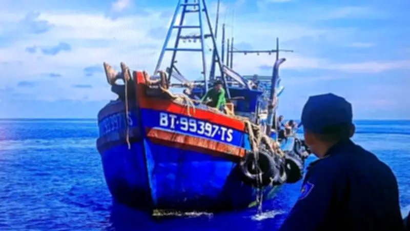 Cứu ngư dân bị tai nạn trên biển giáp ranh Việt Nam-Indonesia