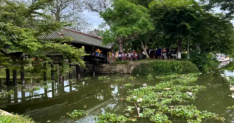 Cầu ngói Thanh Toàn ô nhiễm nặng vì rác thải trôi dạt