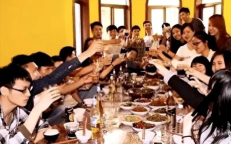 Câu nói của hoa khôi khiến cả lớp rời nhóm chat lúc nửa đêm
