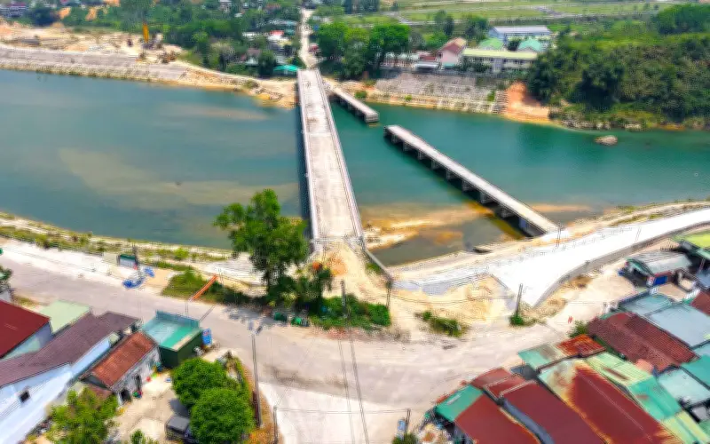 Cầu Sơn Mùa xây xong chờ đường dẫn, người dân đi vòng hàng cây số