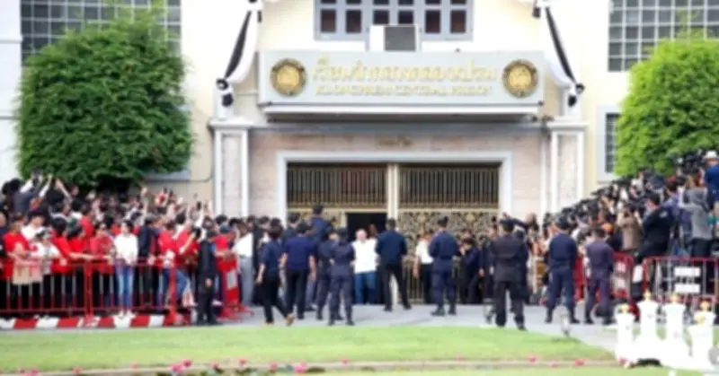 Cựu Thủ tướng Thái Lan Thaksin ra tù phải đeo vòng giám sát