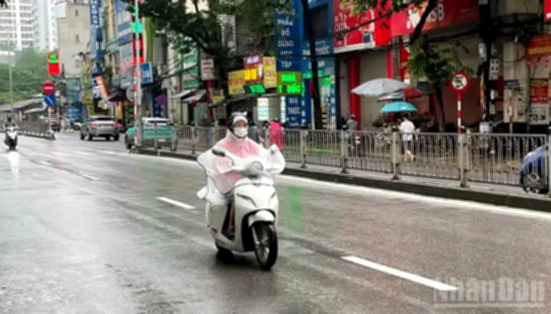 Dự báo thời tiết 4/5: Hà Nội mưa, Sài Gòn nắng nóng, biển động mạnh