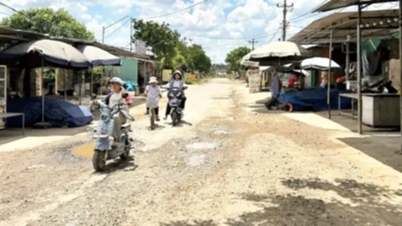 Dự án đường 10,5 tỷ đồng tại Đắk Lắk chậm tiến độ, dân khổ sở vì 'ổ gà' mùa mưa