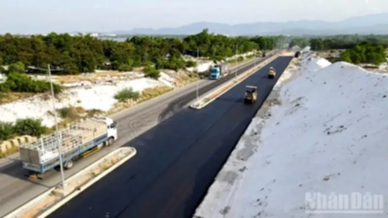 Dự án đường Võ Chí Công: Vướng mặt bằng, khan hiếm đất đắp, tiến độ chậm