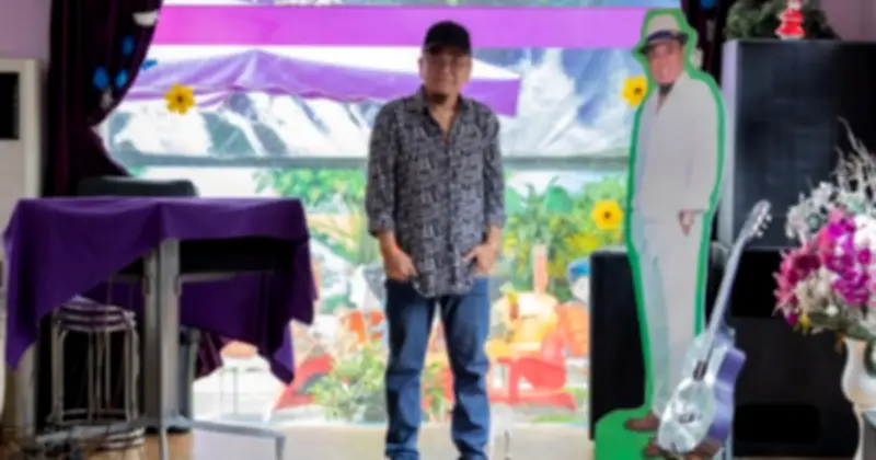 Danh hài Hồng Tơ từ đại gia showbiz đến chủ quán cà phê nhỏ