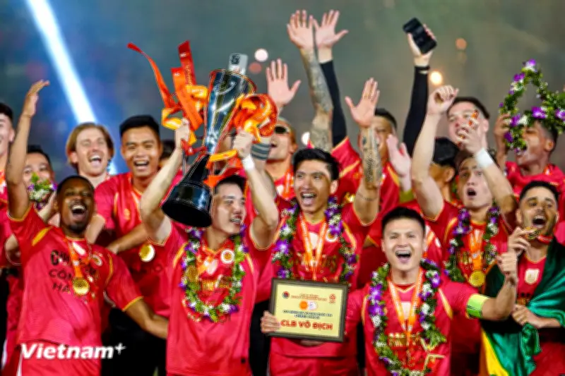 Dàn sao Công an Hà Nội rạng rỡ trong ngày nâng cúp vô địch V-League 2025/26