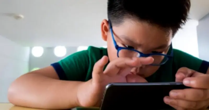 Dùng điện thoại hơn 5 tiếng/ngày: Nguy cơ béo phì và suy giảm trí não