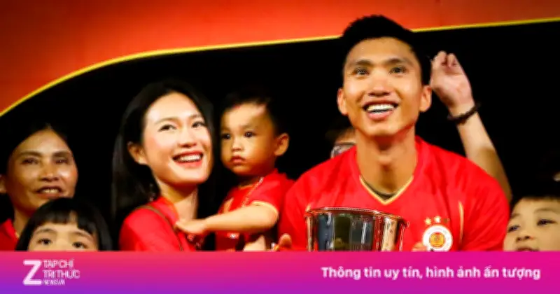 Doãn Hải My rạng rỡ bên Văn Hậu trong ngày CAHN vô địch V.League