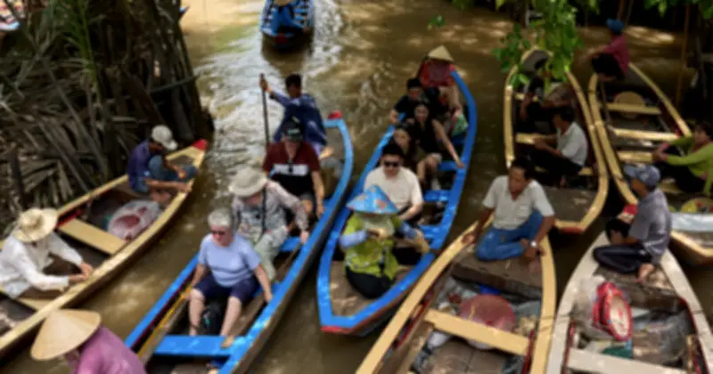 Du khách Indonesia thích thú trải nghiệm sông nước miền Tây