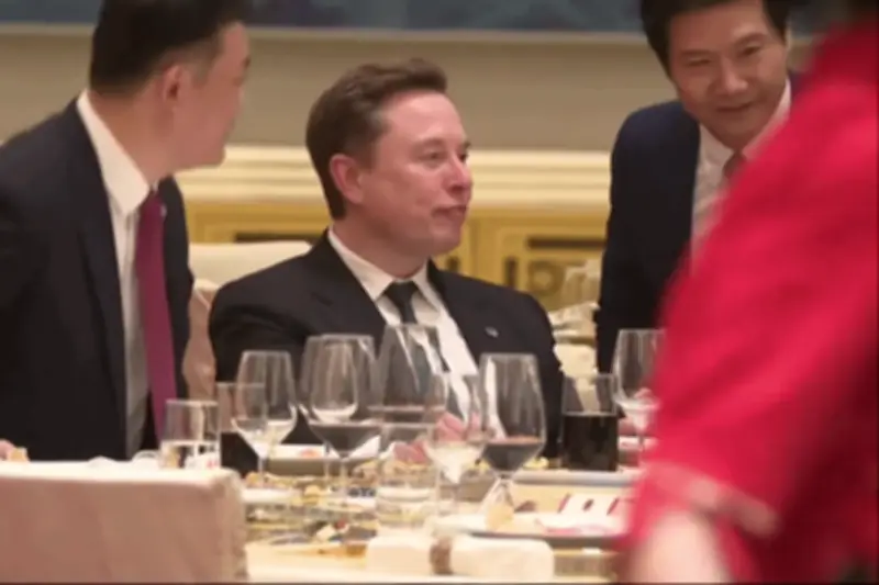 Elon Musk và CEO Xiaomi gây sốt với khoảnh khắc selfie tại Bắc Kinh