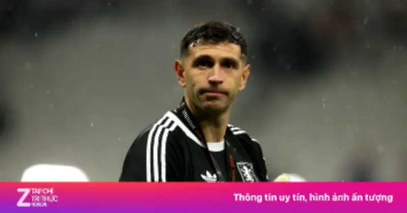 Emiliano Martinez bất bại mọi chung kết, nâng cúp Europa League cùng Aston Villa