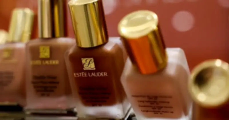 Estee Lauder nâng dự báo lợi nhuận, cắt giảm thêm 3.000 việc làm
