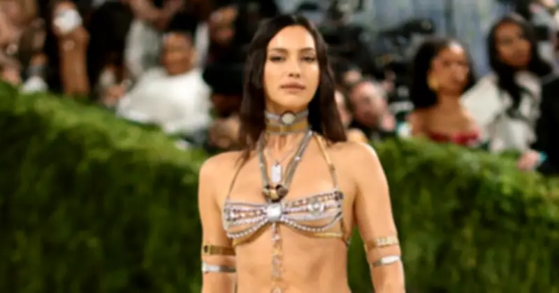Fan phát sốt vì bộ váy hở bạo siêu sexy của mỹ nhân triệu người mê Irina Shayk