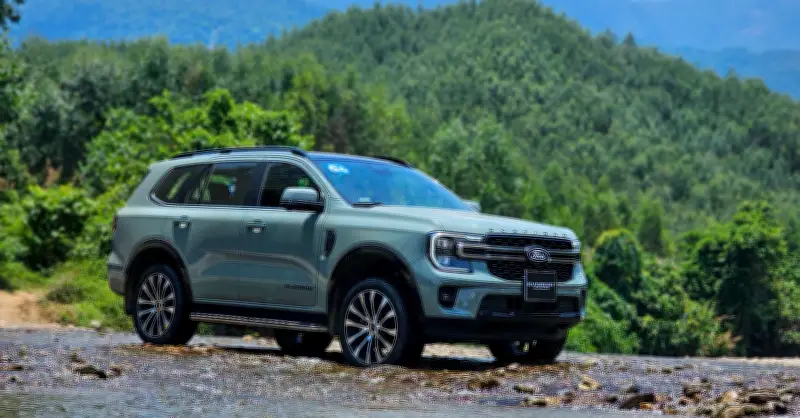 Ford Everest 2026 thêm động cơ xăng giá cao cạnh tranh Toyota Fortuner