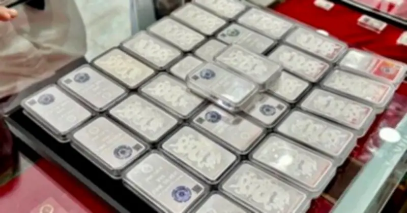 Giá bạc lao dốc dưới 76 USD, lo ngại lạm phát Mỹ gia tăng