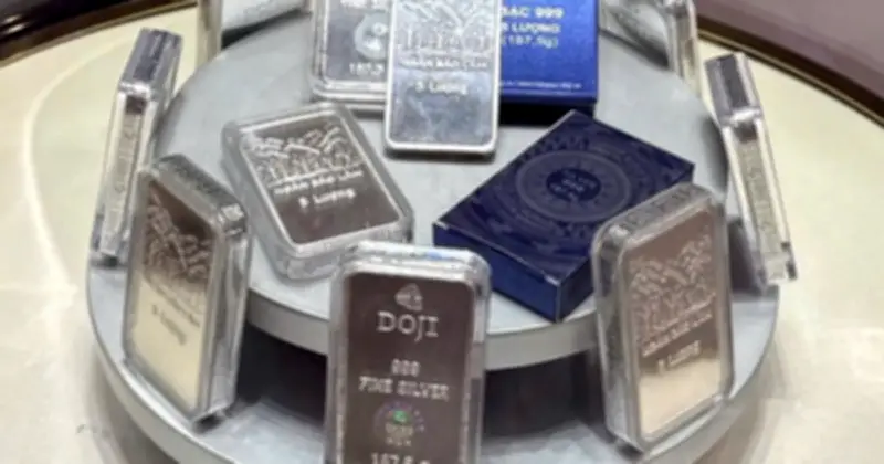 Giá bạc lao dốc hơn 14%, nhà đầu tư ồ ạt chốt lời