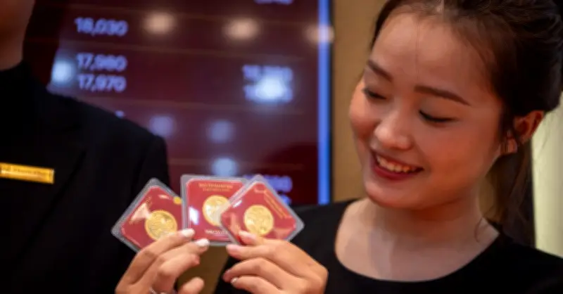 Giá vàng hôm nay 10/5/2026: Thế giới tăng 28 USD, trong nước đi ngang