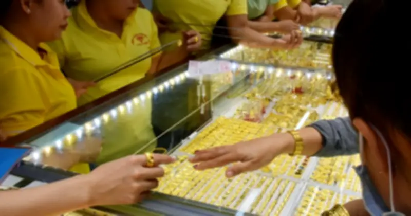 Giá vàng hôm nay suy yếu do báo cáo việc làm Mỹ và căng thẳng địa chính trị