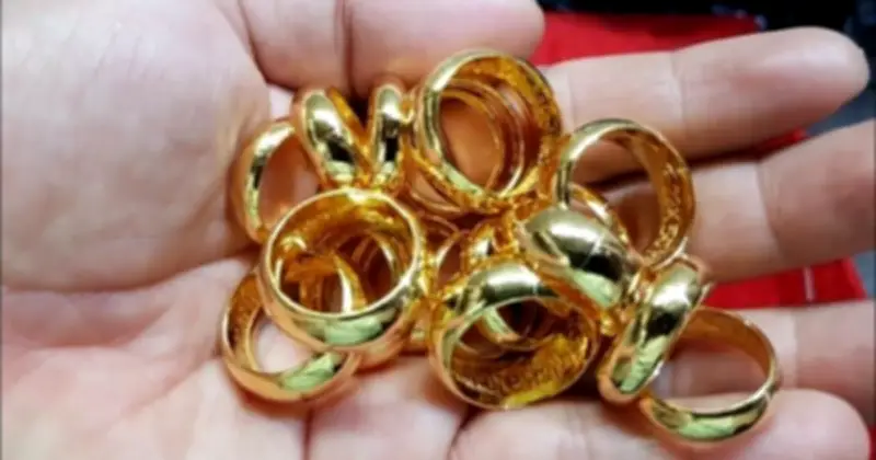 Giá vàng lao dốc, nhà đầu tư ồ ạt chuyển sang gửi tiết kiệm ngân hàng