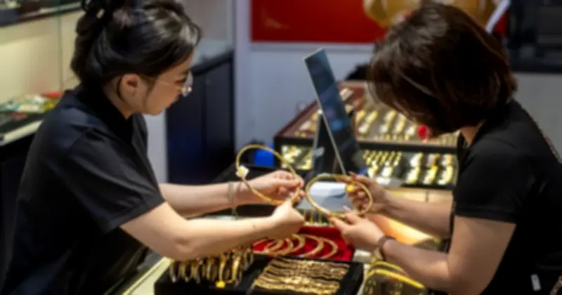 Giá vàng SJC giảm mạnh, bạc tăng trở lại sáng nay