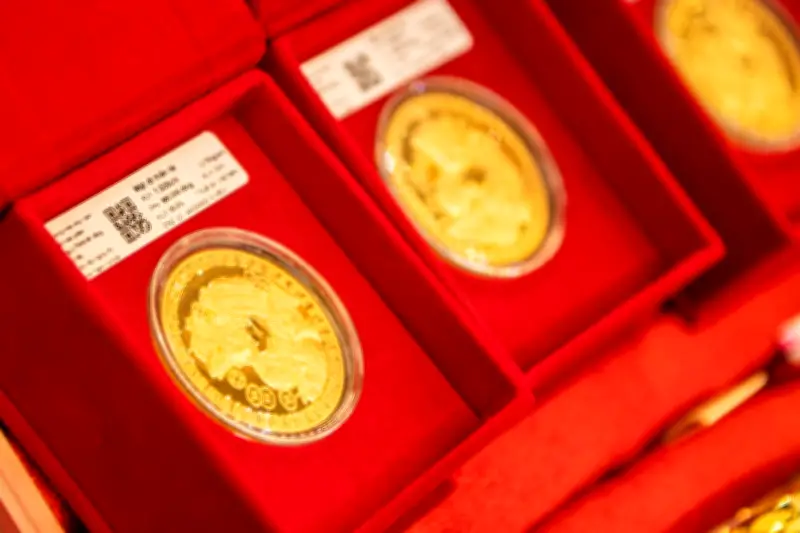 Giá vàng tăng vọt bất chấp đầu leo thang, giới đầu tư nhắm mốc 5.000 USD