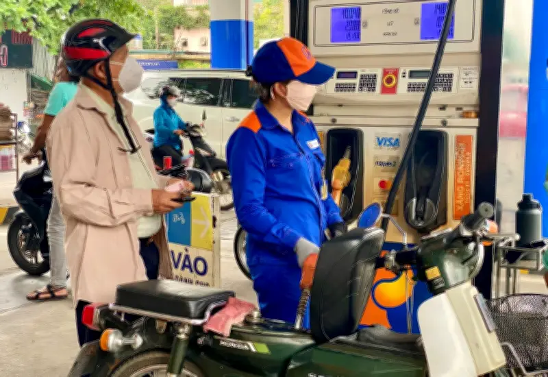Giá xăng dầu giảm từ chiều 14/5, xăng E5RON92 còn 23.134 đồng/lít