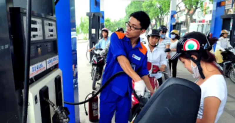 Giá xăng dầu hôm nay 15/5: Dầu thế giới đi ngang, trong nước có giá mới