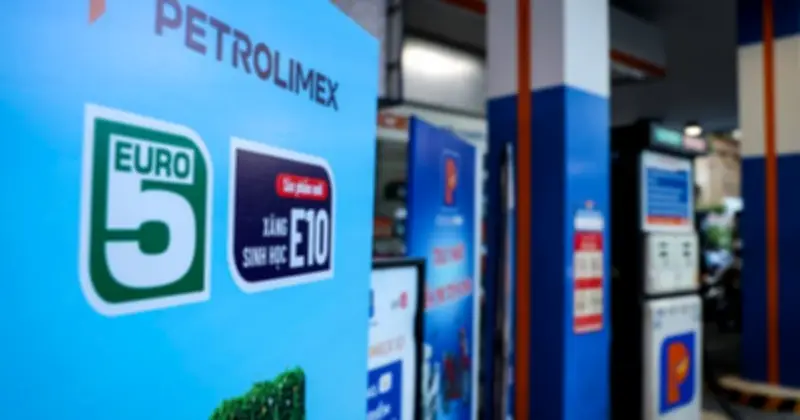 Giá xăng dầu hôm nay 15.5: Tăng nhẹ gần 1%, thị trường chờ tín hiệu từ Hormuz
