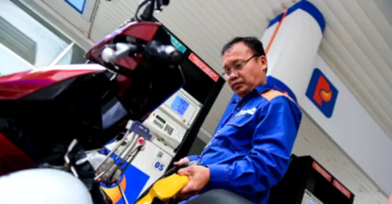 Giá xăng dầu hôm nay 17/5: Thế giới tăng mạnh, trong nước giảm nhanh