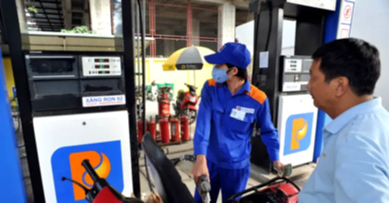 Giá xăng dầu hôm nay 2/5: Thế giới giảm mạnh, trong nước ở mức thấp