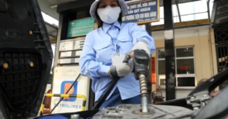 Giá xăng dầu đồng loạt giảm từ chiều 14-5: Xăng E5 RON92 còn 23.134 đồng/lít