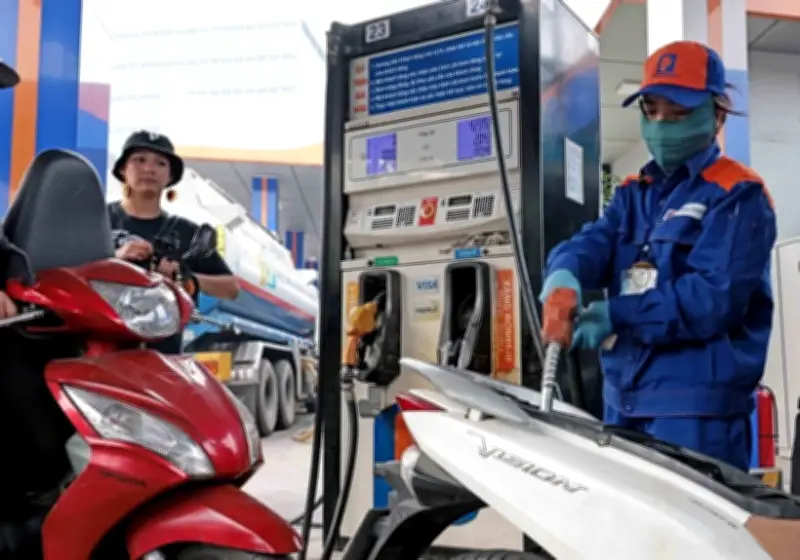 Giá xăng dầu đồng loạt giảm từ chiều nay: RON95-III xuống còn 24.078 đồng/lít