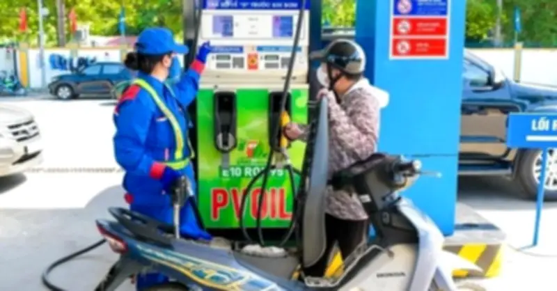 Giá xăng E10 cho xe máy tăng, nhiều người than nóng máy