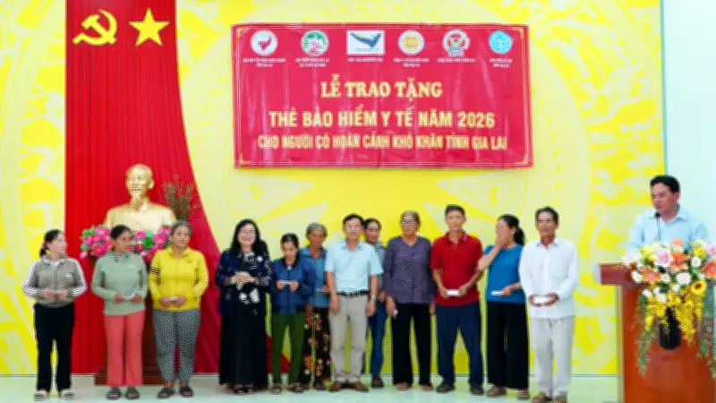 Gia Lai trao tặng hơn 1.000 thẻ bảo hiểm y tế cho người dân khó khăn