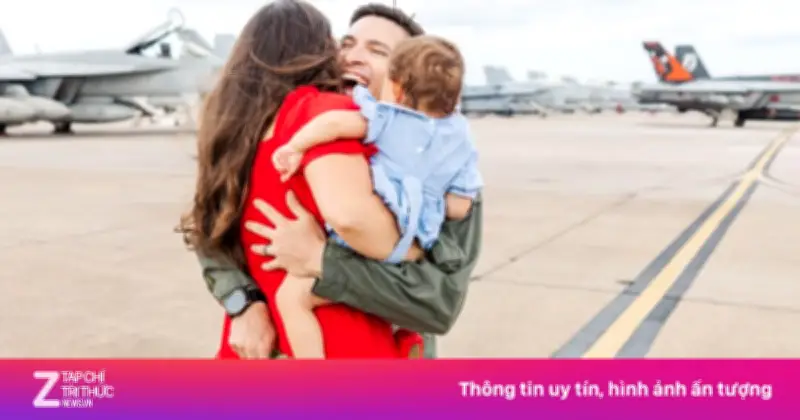 Gia đình thủy thủ vỡ òa đón siêu hàng không mẫu hạm Mỹ trở về sau hải trình kỷ lục
