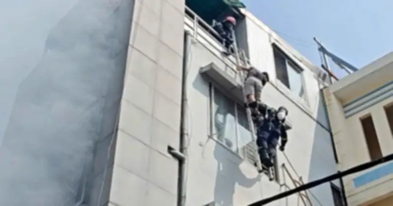 Giải cứu 3 người mắc kẹt trong vụ cháy nhà kết hợp kinh doanh ở TP.HCM