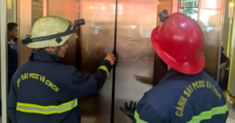 Giải cứu 7 người mắc kẹt trong thang máy tại thẩm mỹ viện ở Gò Vấp