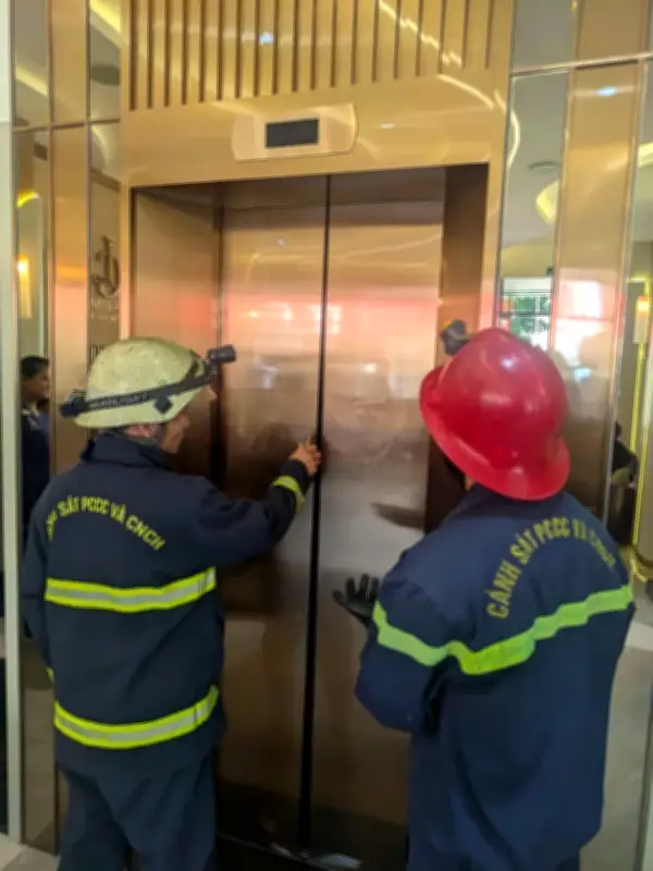 Giải cứu 7 phụ nữ mắc kẹt trong thang máy thẩm mỹ viện ở TP.HCM