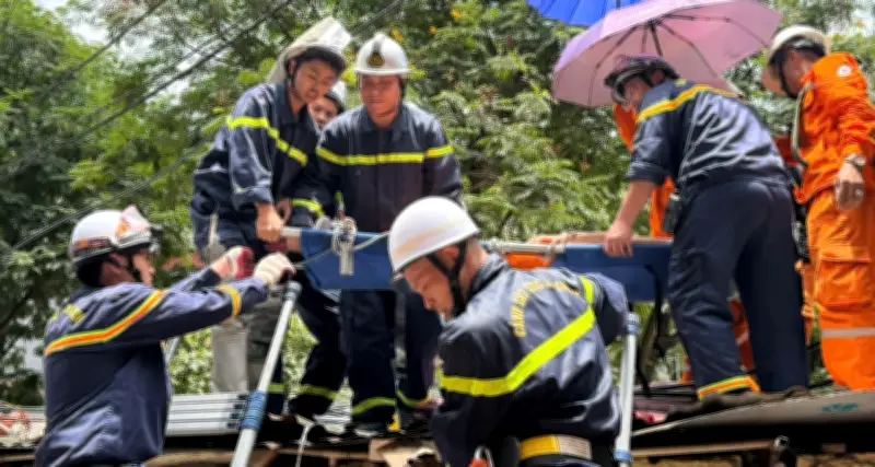 Giải cứu người đàn ông sửa điện bị tai biến mắc kẹt trên mái nhà ở Hà Nội